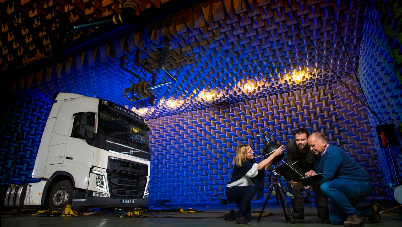 NVH inženjeri u laboratoriji za buku i vibracije firme Volvo Trucks.