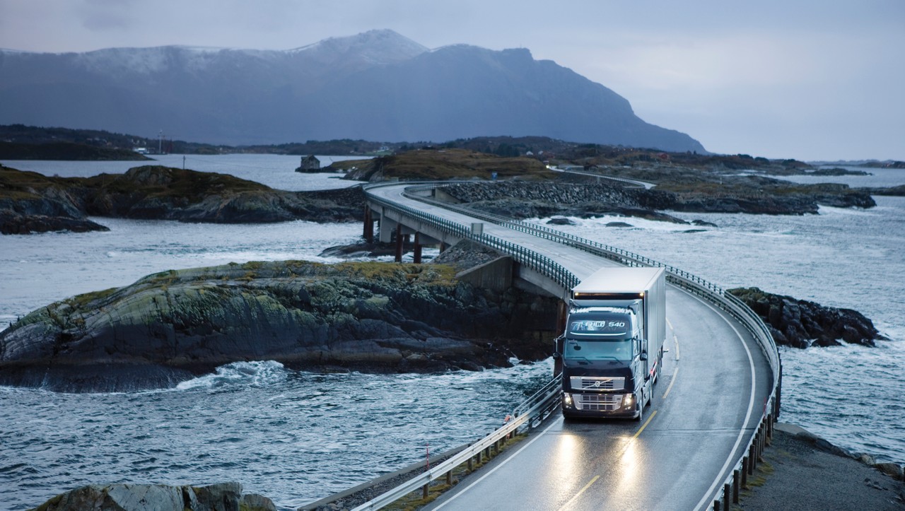 Volvo FH u vožnji po krivudavom mostu