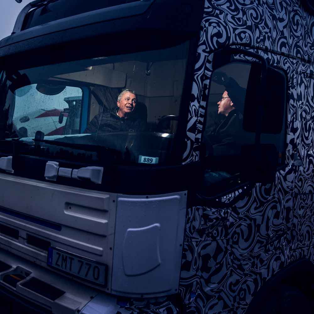 Erik Ostrem, zastupnik firme Volvo Trucks, govori Joakimu Eriksonu