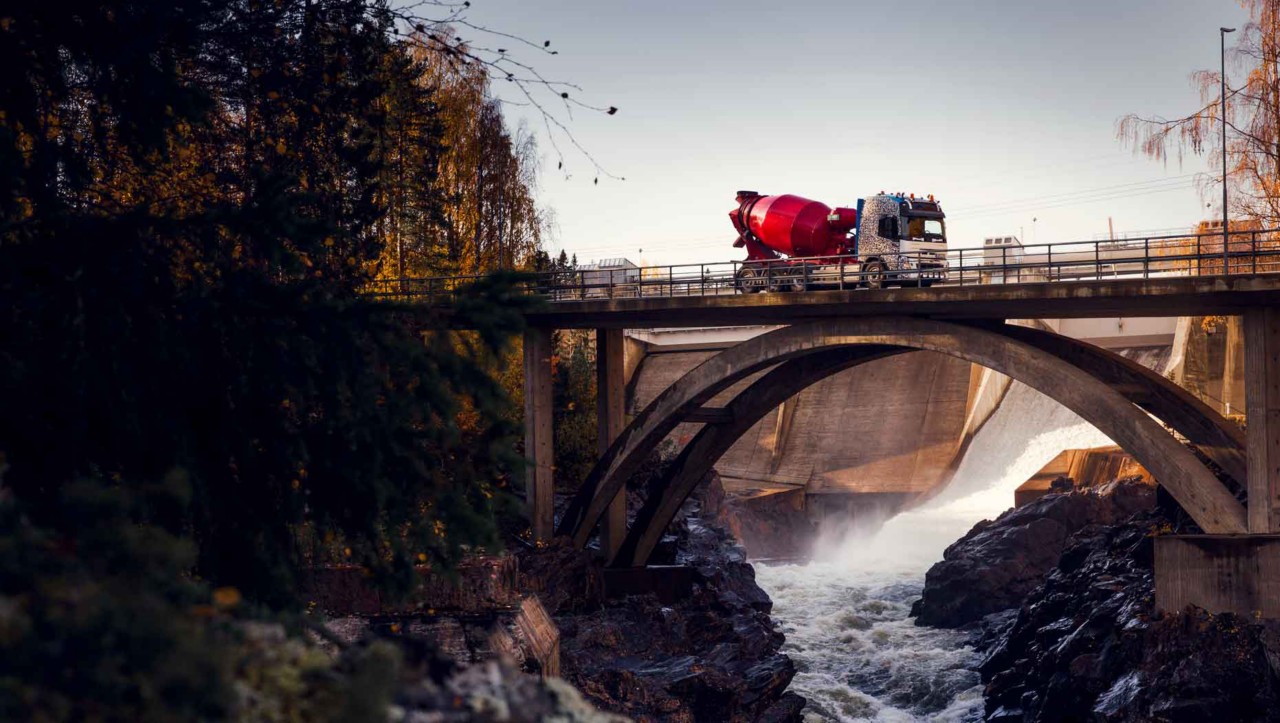 Volvo FMX prelazi most preko reke