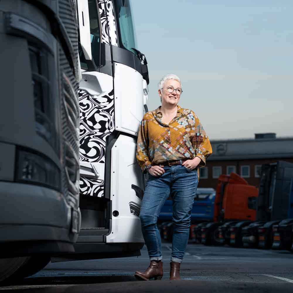 Karina Bistrem se naslanja na spoljašnjost kabine kamiona Volvo FM
