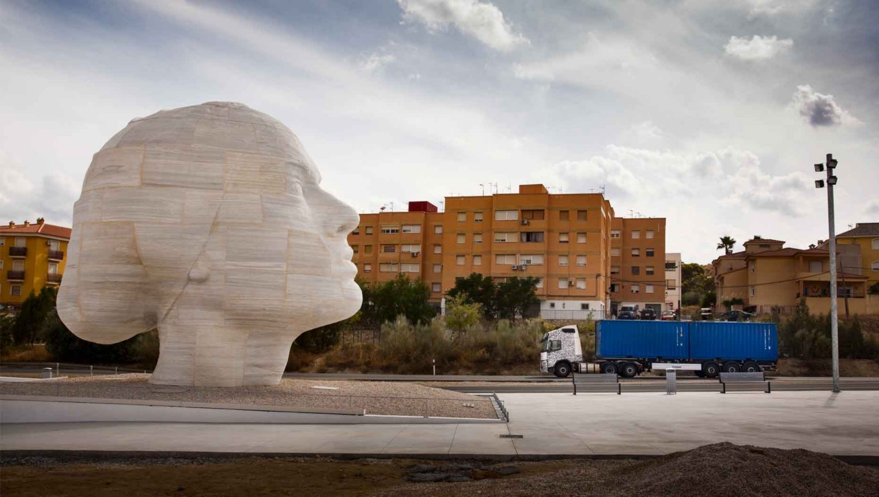 Ispitni kamion prolazi pored mermerne skulpture u Španiji