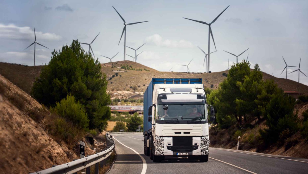 Ispitni kamion na putu u Španiji, sa vetroturbinama u pozadini