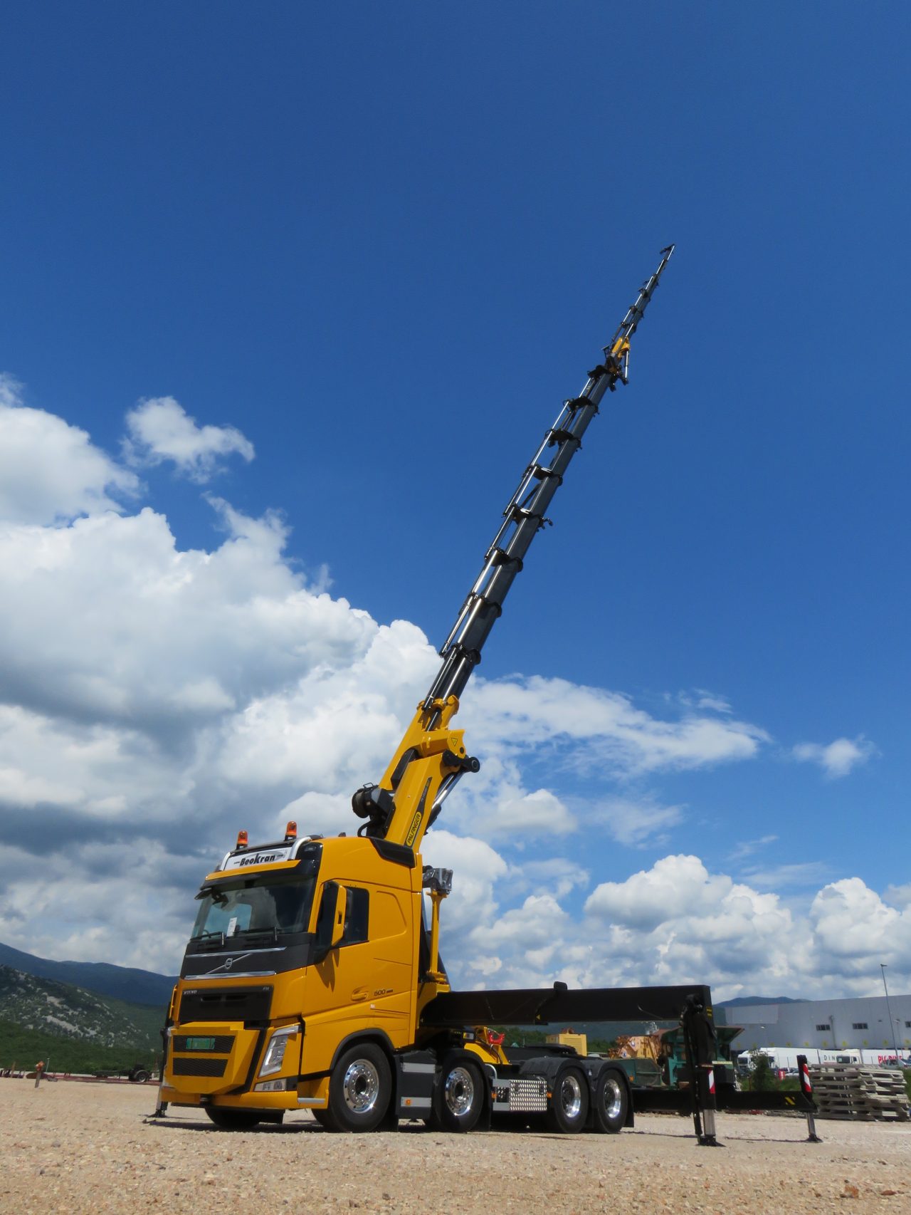 Novi Volvo FH sa dizalicom Palfinger